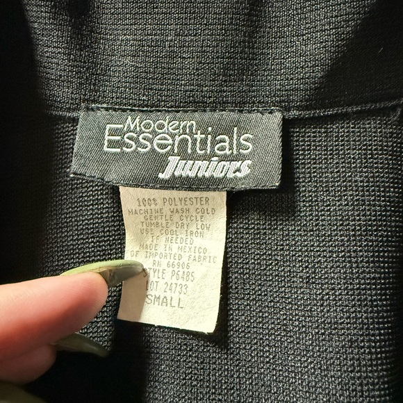 Sophisticated Women's Black Blazer - Picture 4 of 5